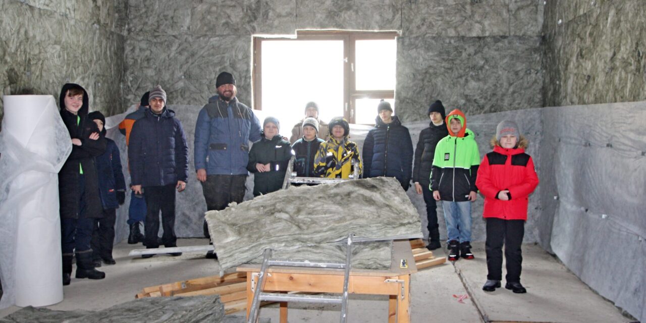 В Пойковском учащиеся воскресной школы проводят утепление стен мастерской Самоделкин