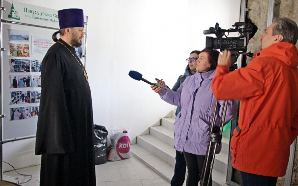 Иерей Виктор Мурзаков дал интервью СМИ о состоянии социальной лавки для семей, находящихся в  сложной жизненной ситуации