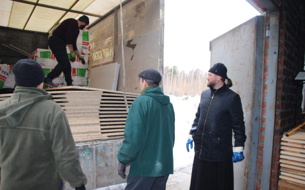 Приходом храма Святой Троицы пгт. Пойковский были закуплены и приняты стройматериалы по проектам «Самоделкин» и «Построим сами»